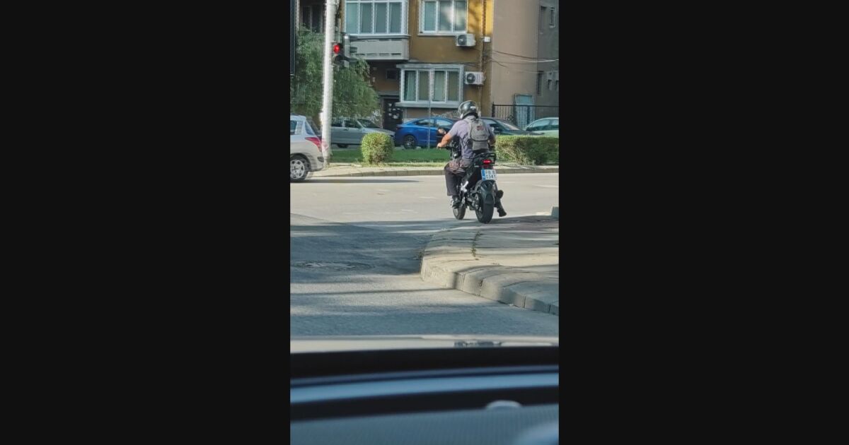 Мотоциклетист пресича“ на пешеходна пътека. Кадрите са на зрител на
