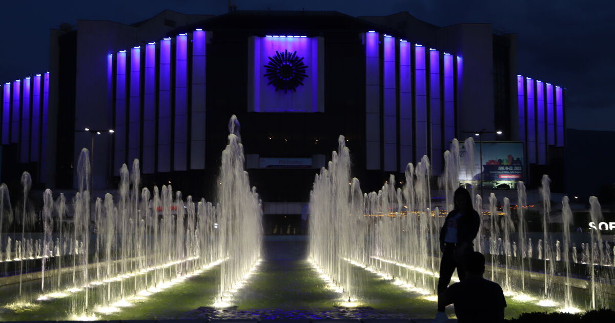 Националният дворец на културата в София беше осветен в синьо