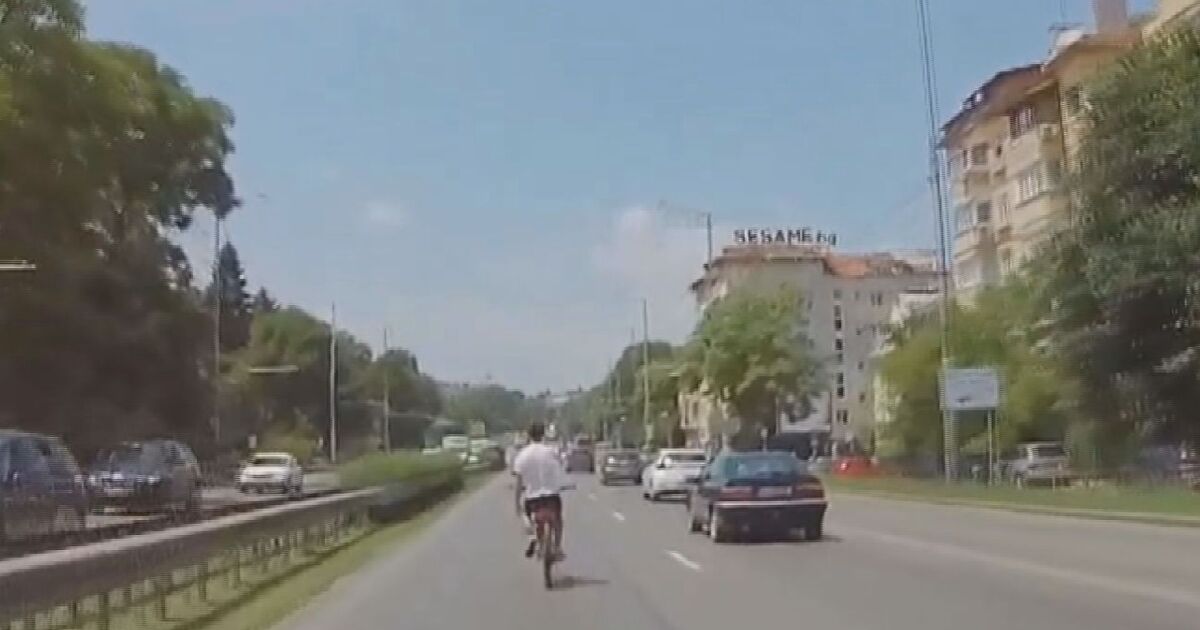 Велосипедист изпреварва няколко автомобила на бул. Цариградско шосе“ в София.