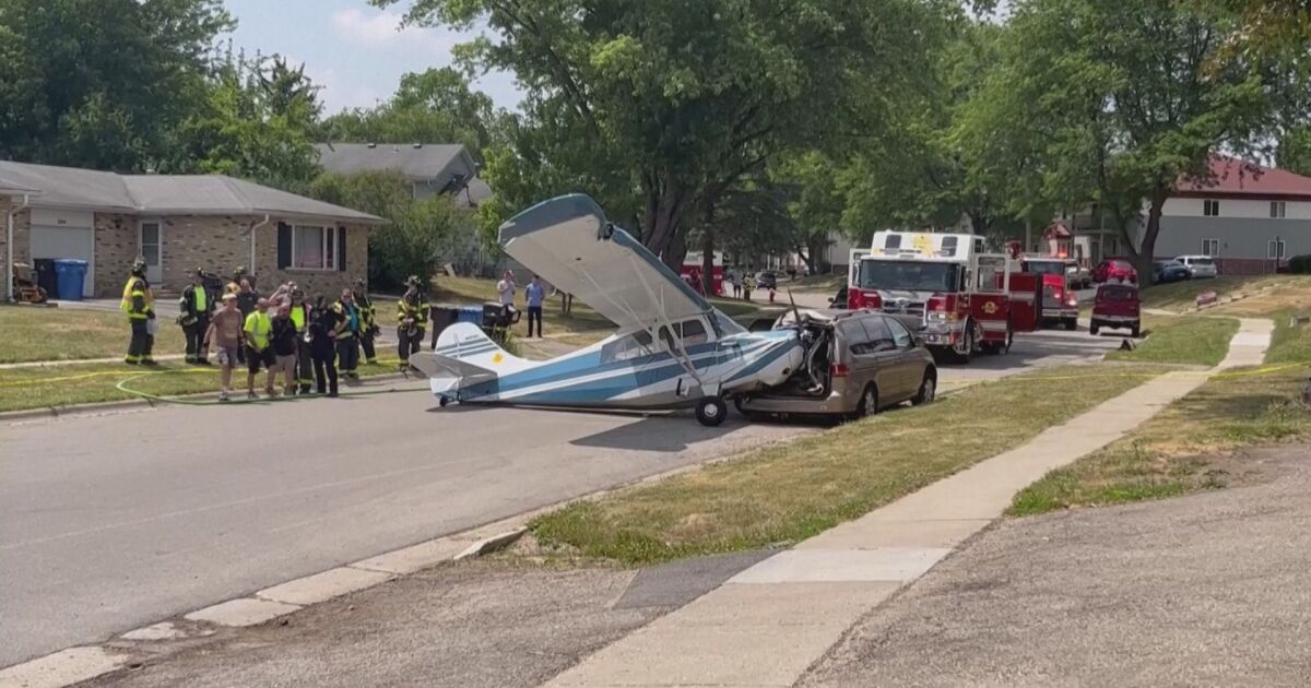 Малък самолет се разби в жилищен квартал в град в