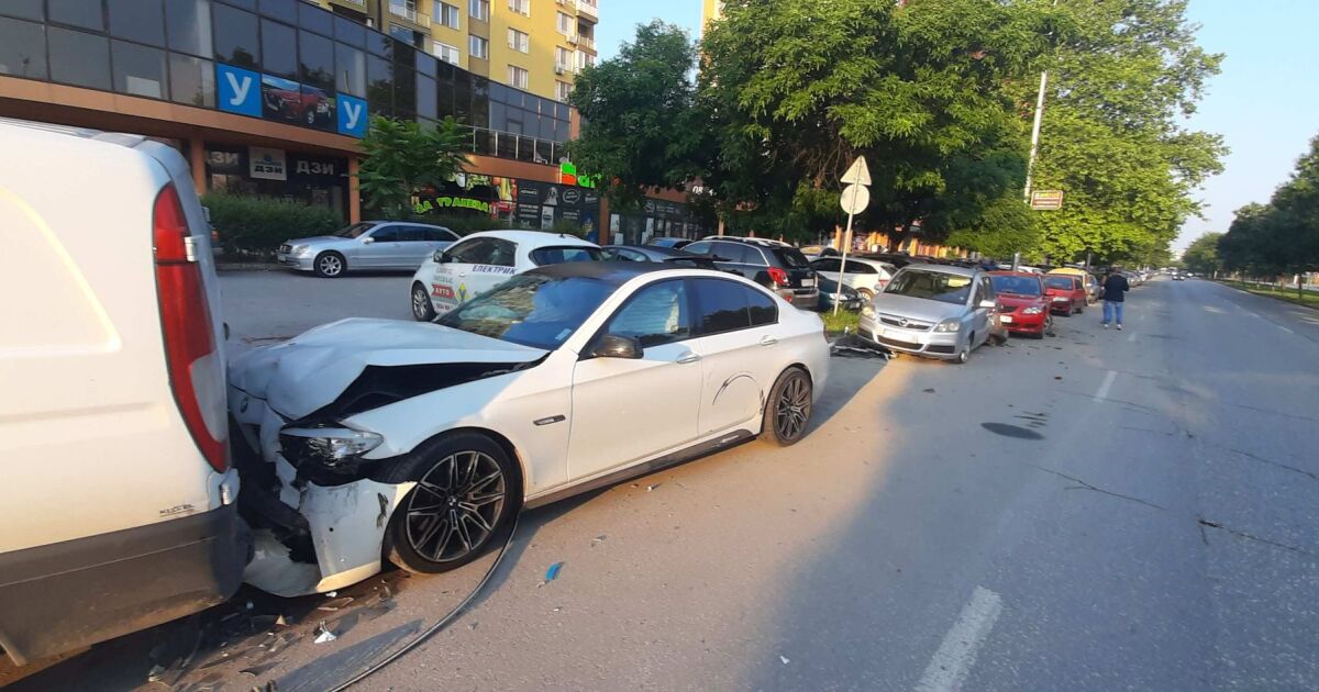 Среднощна гонка по улиците на Пловдив. Шест автомобила са ударени