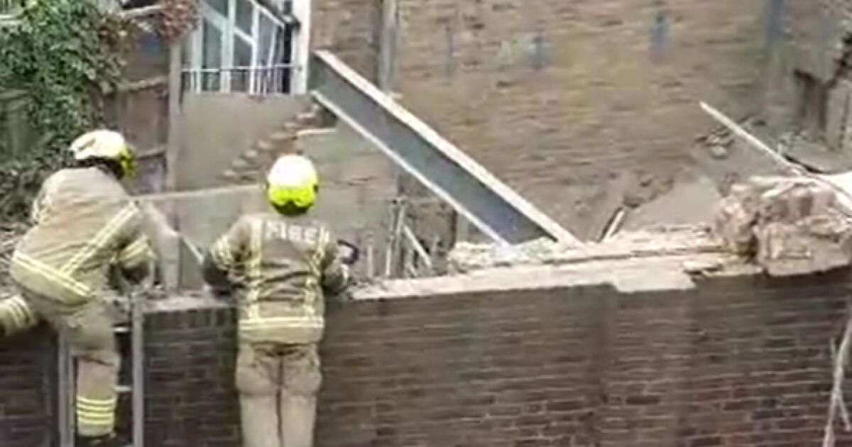 Триетажна сграда се срути в Източен Лондон, съобщава Би Би