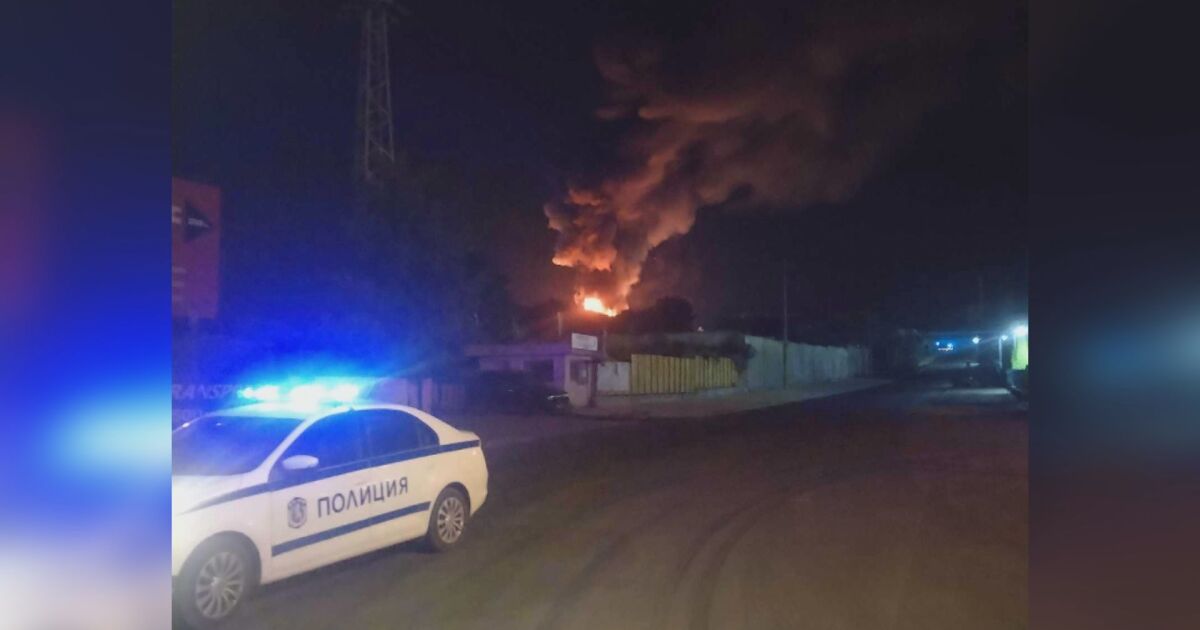 Голям пожар в печатница е възникнал тази нощ в Шумен.