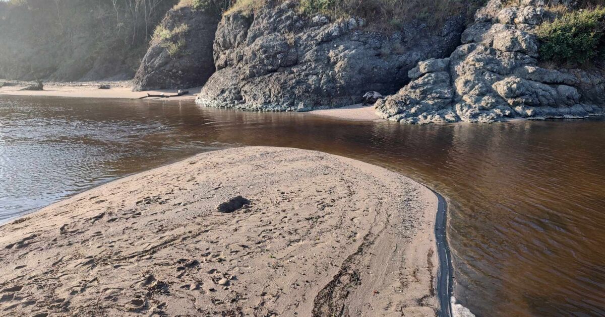 Пясъчната коса“ на река Караагач край Китен е разрушена незаконно,