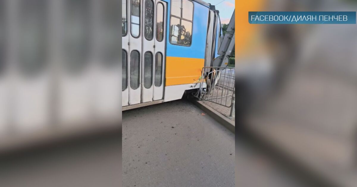  Трамвай по линия №11 в София излезе от релсите и