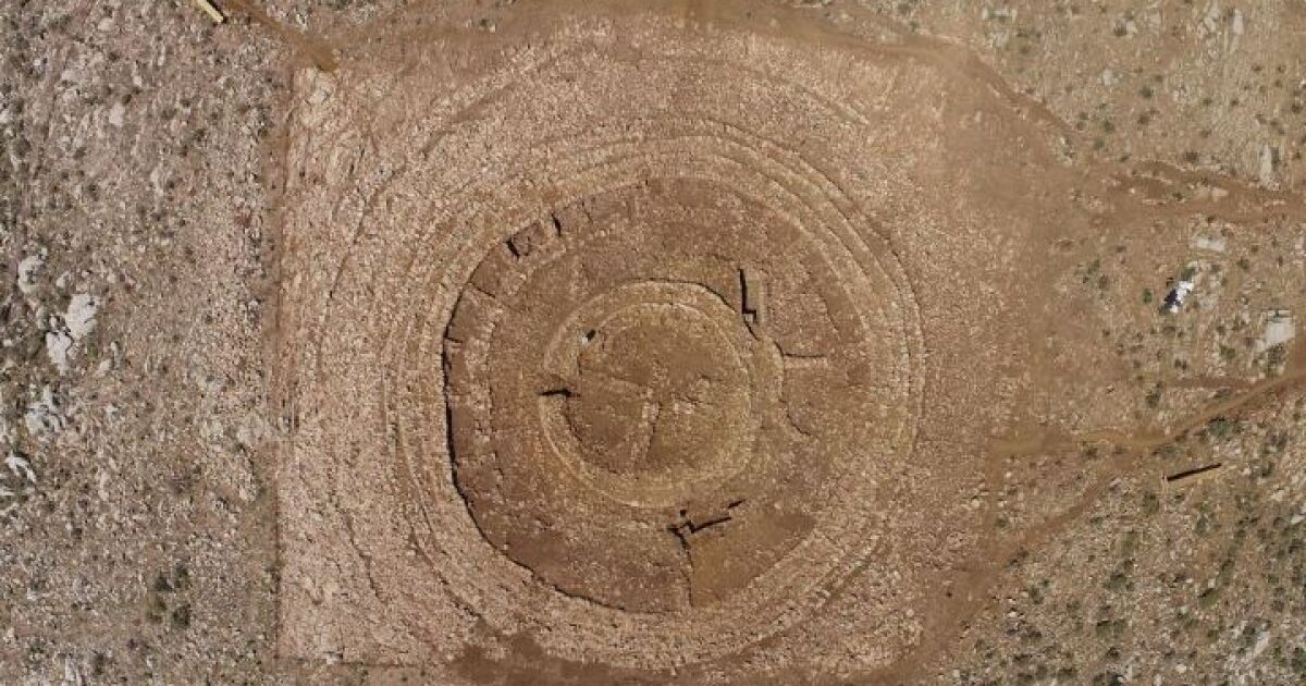  Археолози откриха древен мистичен кръг на хълм на гръцкия остров