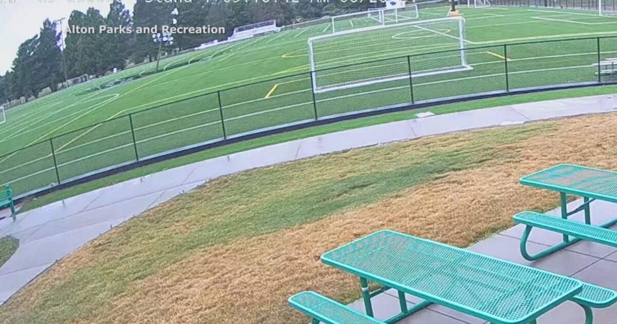 Охранителни камери заснеха момента, в който огромна дупка погълна част