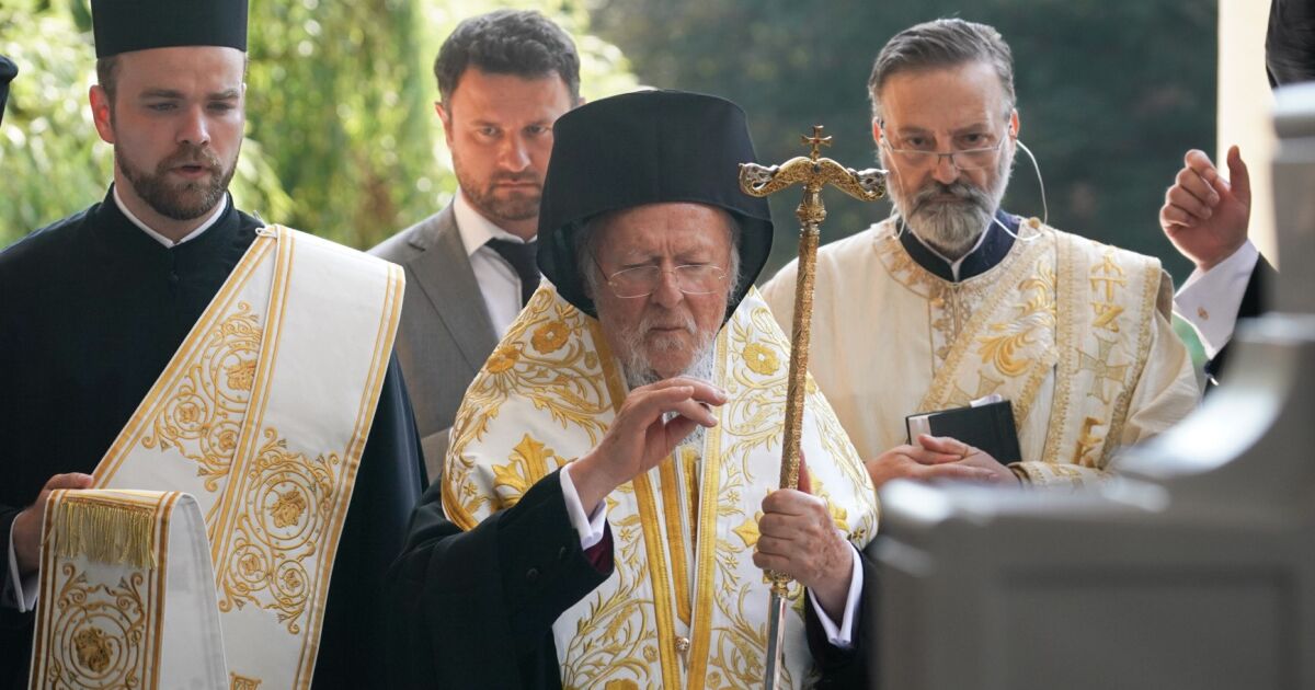 Следва първенствуващият да бъде украсен с добродетелите на вярата. Всички