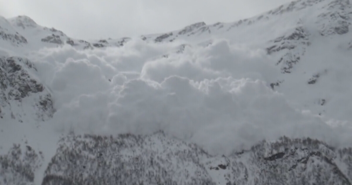 Лавина затрупа скиори в свободна ски зона в Западна Австрия