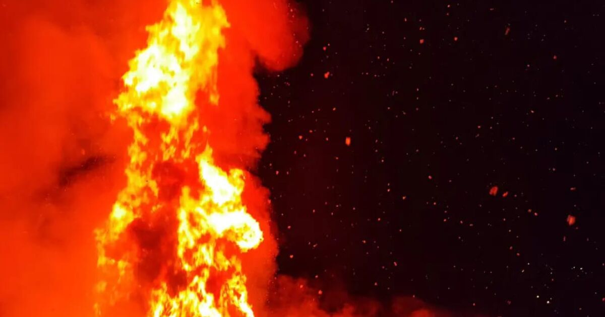 Около 06:12 ч. в петък е получено съобщение за горящ