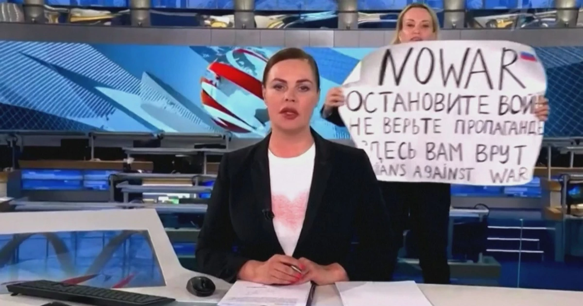 Руската журналистка е избягала от домашния си арест и е