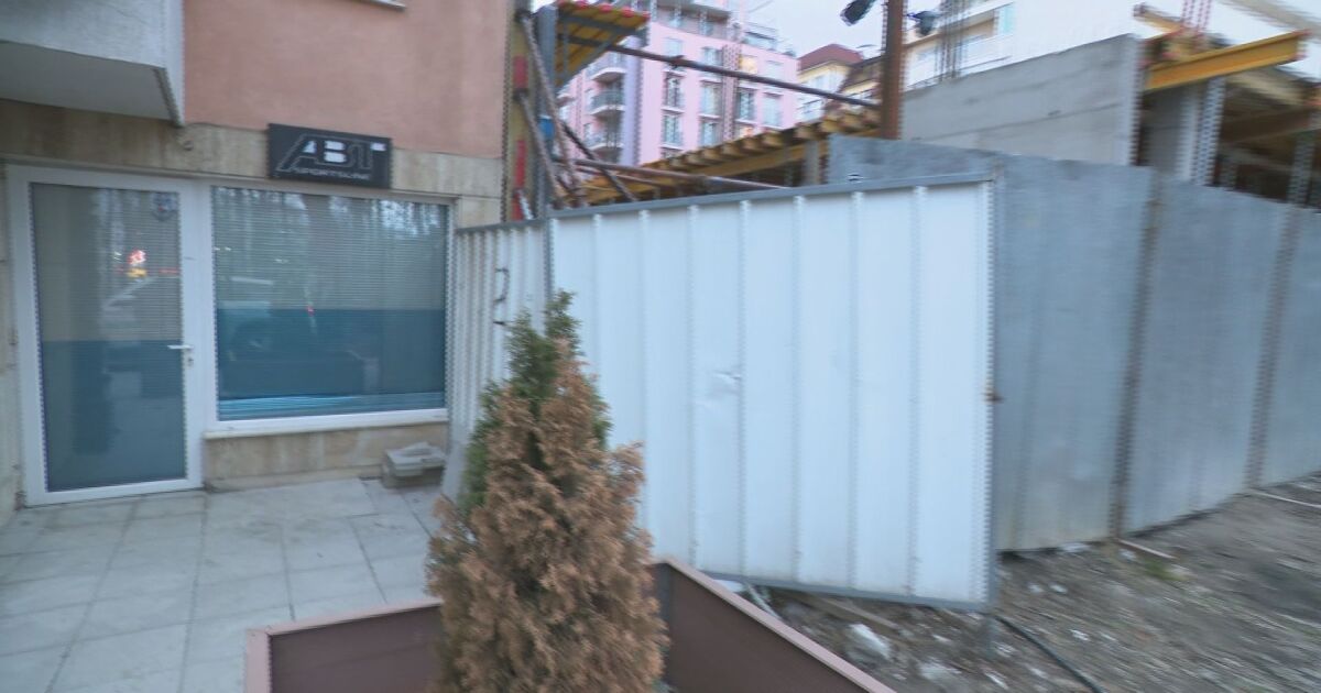 Стена в офис на партерен етаж в непосредствена близост. Сигналът