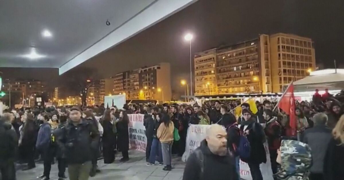 Служителите в гръцките железници започнаха 24-часова стачка заради тежката катастрофа