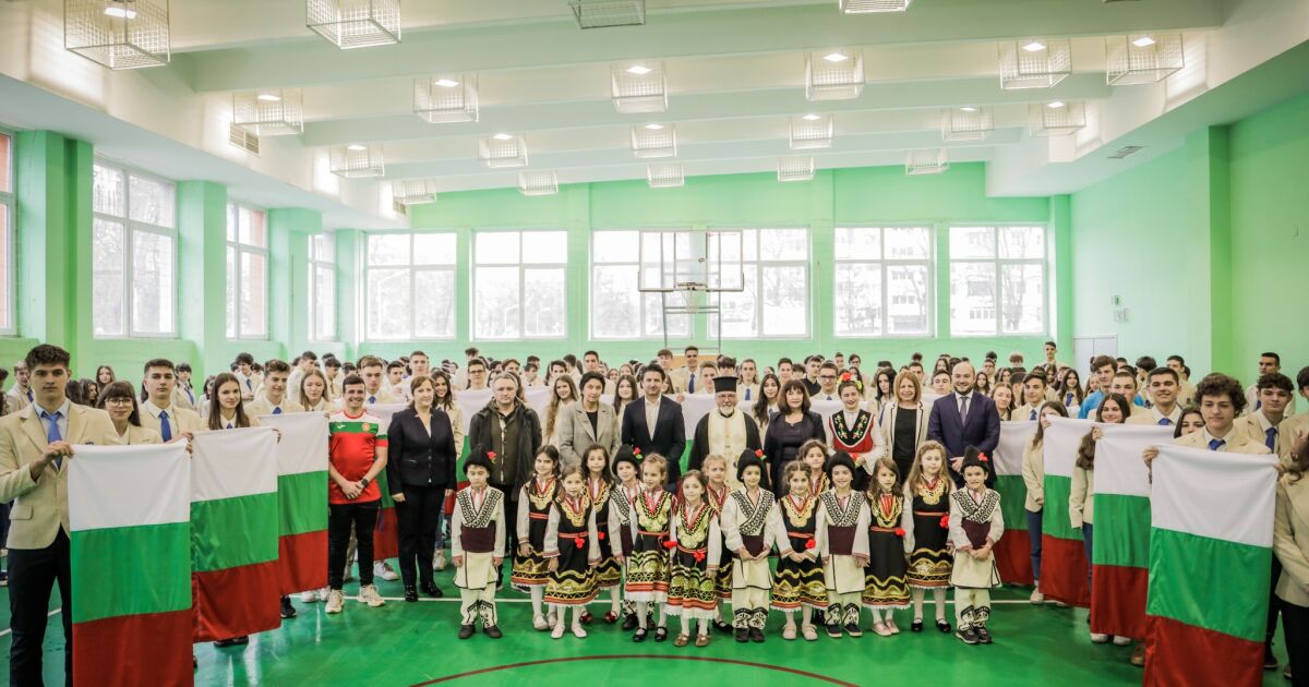Церемония по освещаването на български знамена, които ще бъдат дарени