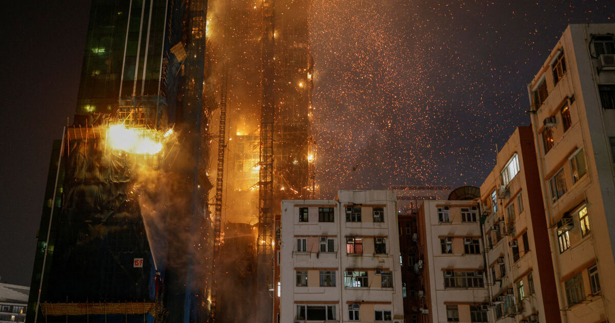 Недовършен небостъргач горя в Хонконг. Пламъците обхванаха горните етажи на