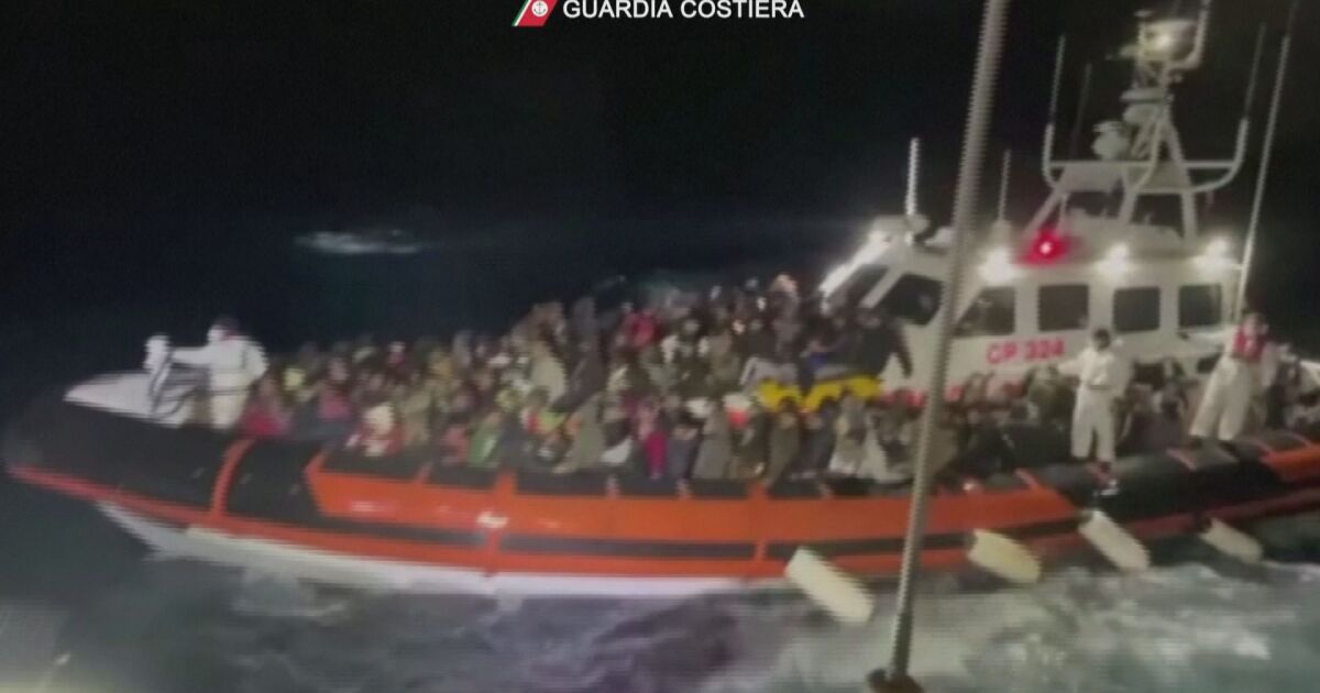 Бреговата охрана на Италия спаси 211 мигранти край Лампедуза, предава