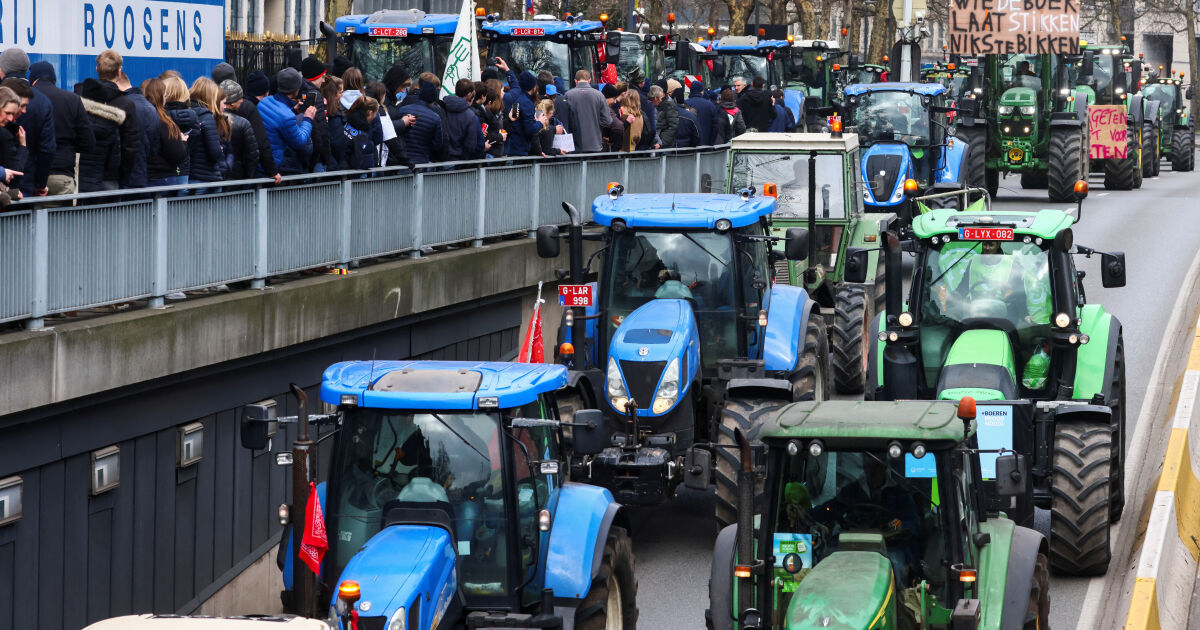 Протестиращите земеделци във Франция продължават да блокират ключови пътни артерии