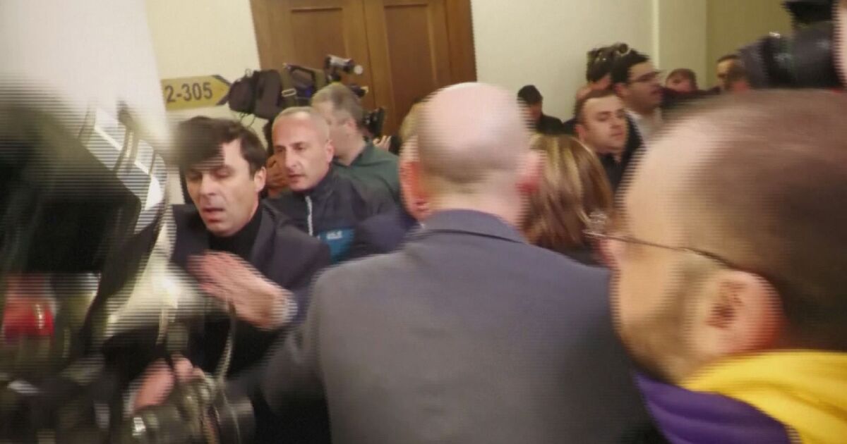 Бой в парламента в. Спорен законопроект разпали скандал между управляващи