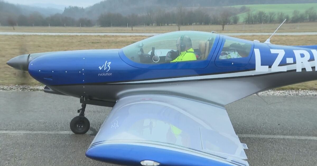 На летище Драгановци“ двукратният световен рекордьор със самолет Николай Калайджиев