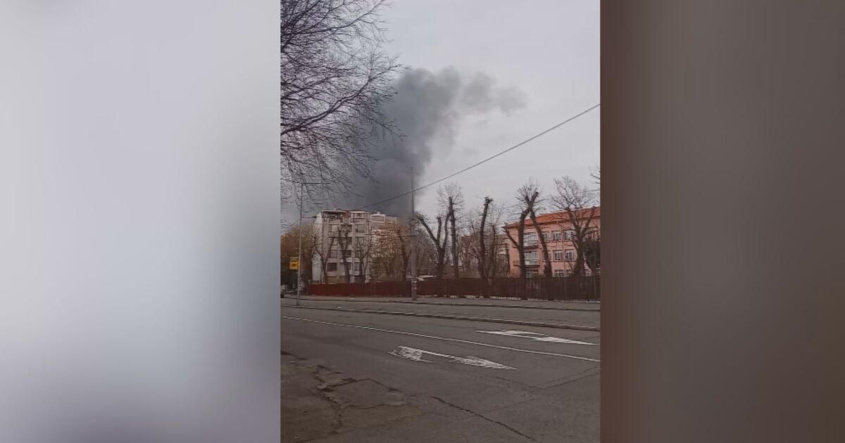 Пожар след запалени автомобилни гуми в Бургас. Гъст дим се