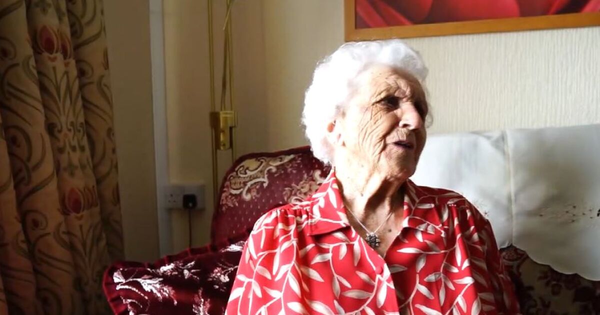 100-годишна британка отпразнува своя юбилей и сподели тайната на дълголетието