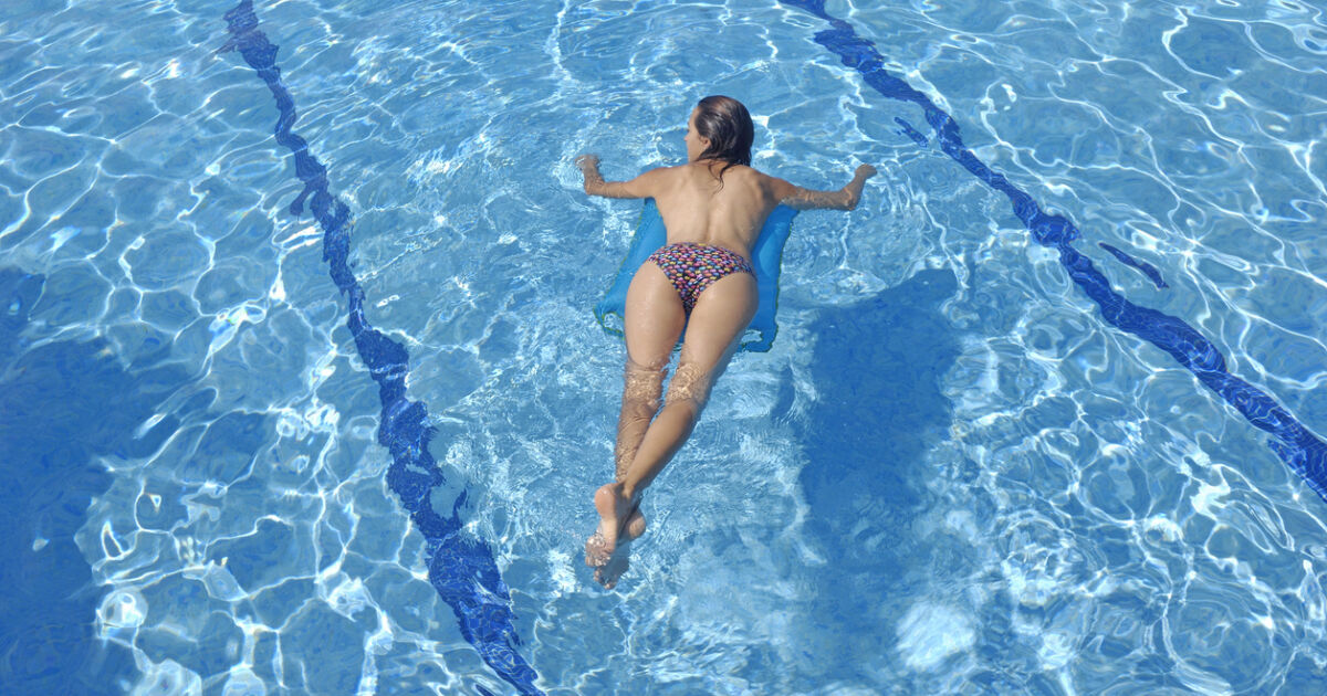 Скоро жените ще могат да плуват топлес в обществените басейни