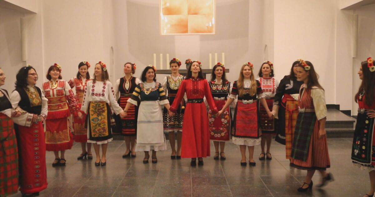 Родопската песен Руфинка болна легнала огласява едни от големите сцени