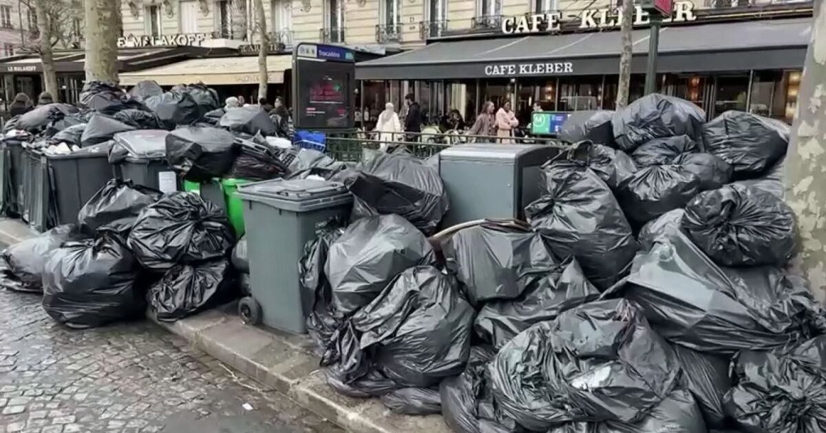 Синдикатите на служителите в чистотата в Париж все още за