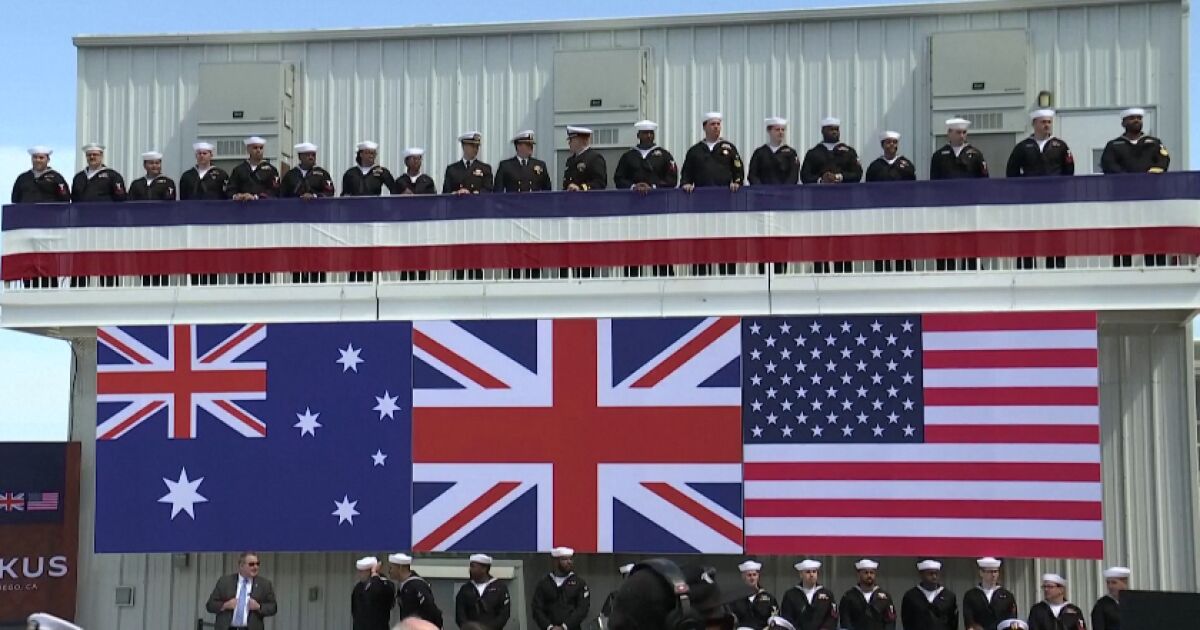 Австралия ще купи три атомни подводници от клас Вирджиния до