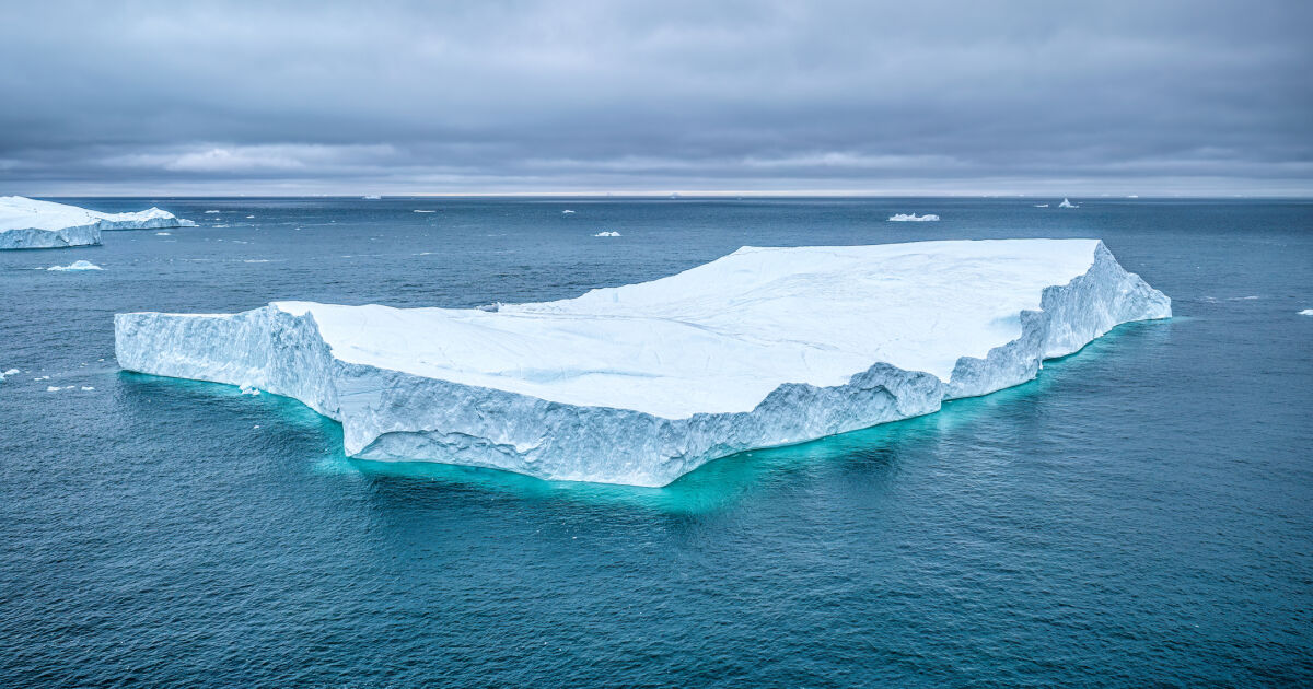 Британски учени проследяват два от най-големите айсберги в света, които