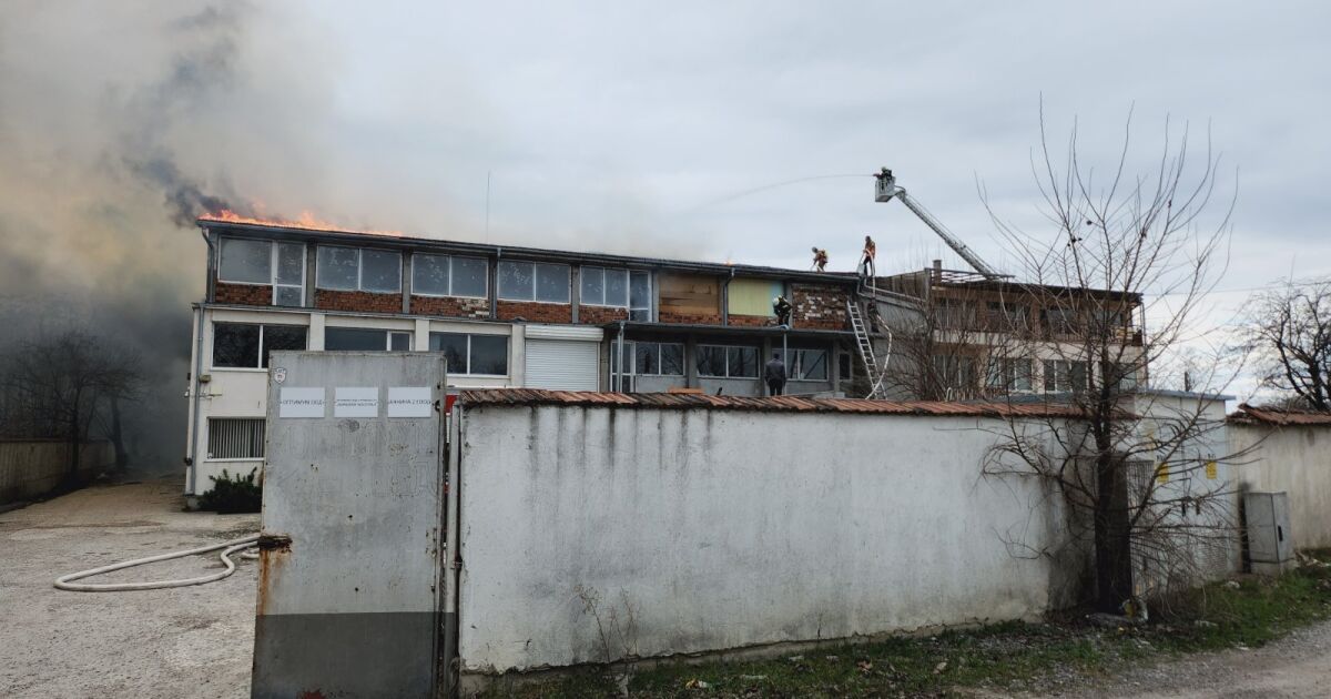 Пожар гори в индустриална зона - Север в Пловдив. Изпратени
