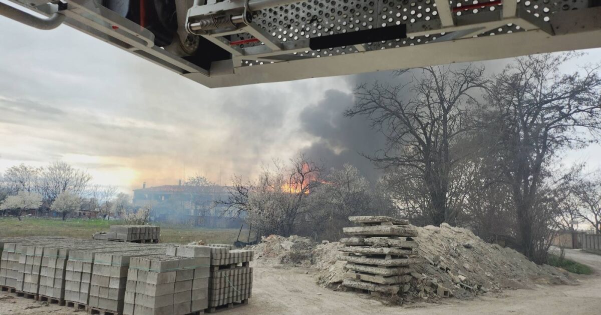 Пожар гори в промишлена зона Север“ в Пловдив. Четири пожарни