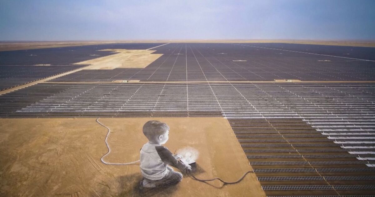 Сред огромната пустиня на Оман, до соларна електроцентрала, наскоро се