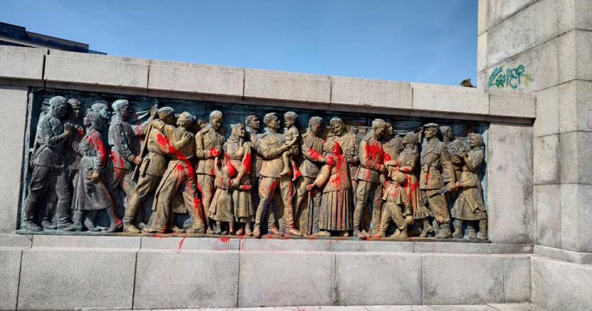 Паметникът на съветския воин в центъра Бургас за пореден път