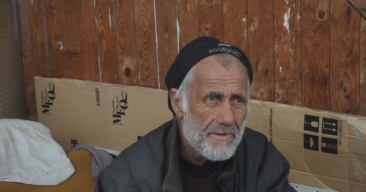 70-годишен заварчик живее в изоставен строеж и спи на шезлонг