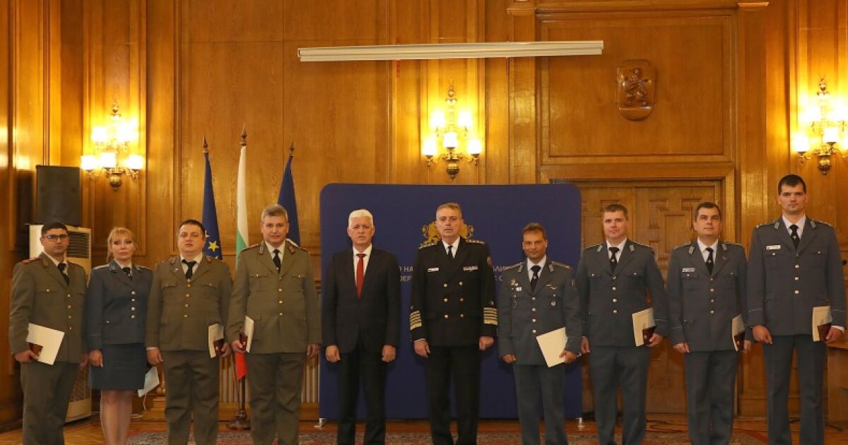 Министърът на отбраната Димитър Стоянов награди военнослужещи от състава на