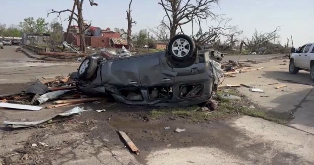 Най-малко 25 души загинаха след торнадото, връхлетяло Мисисипи. Един човек