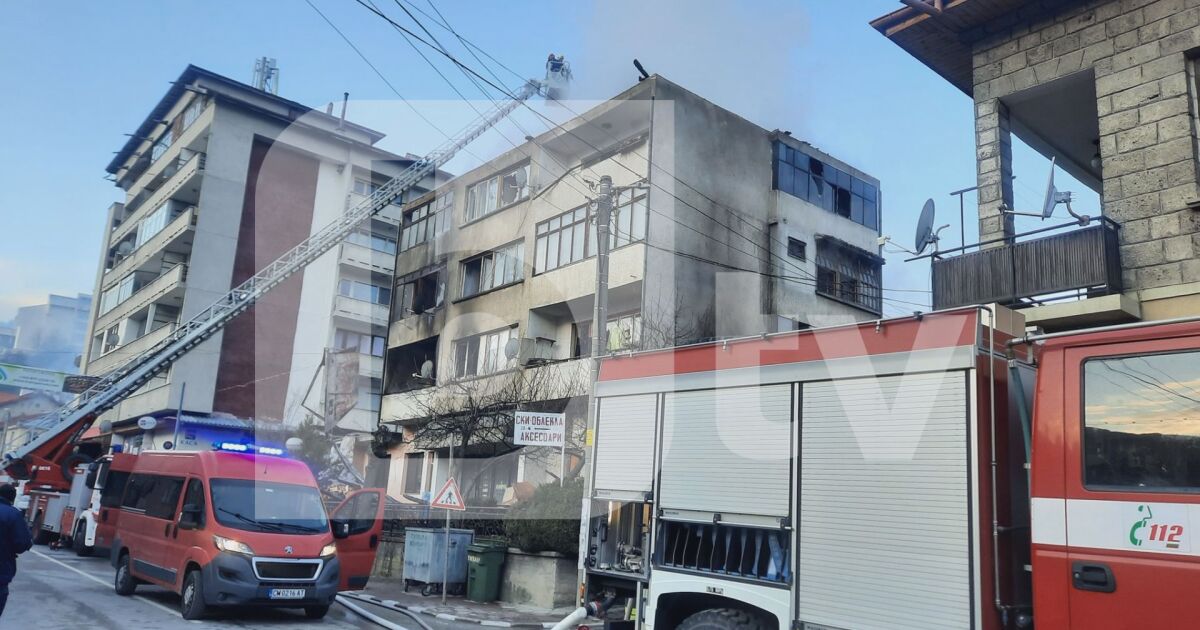 Пожар в Чепеларе. Гори жилищна сграда. 14 души са евакуирани,