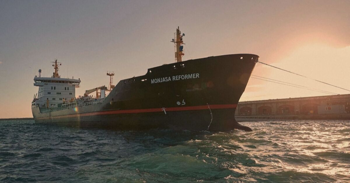 Пирати са нападнали датски кораб в Гвинейския залив, предава Ройтерс. Комуникационните