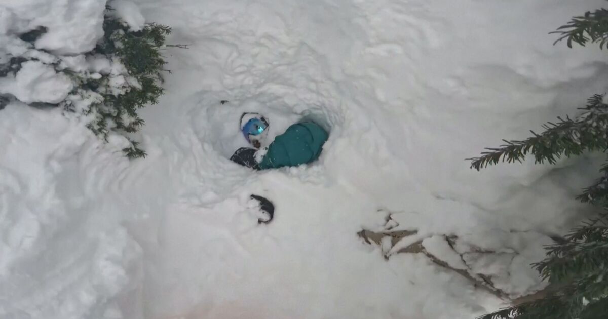 Скиор спаси случайно сноубордист, заровен в снега в Съединените щати.