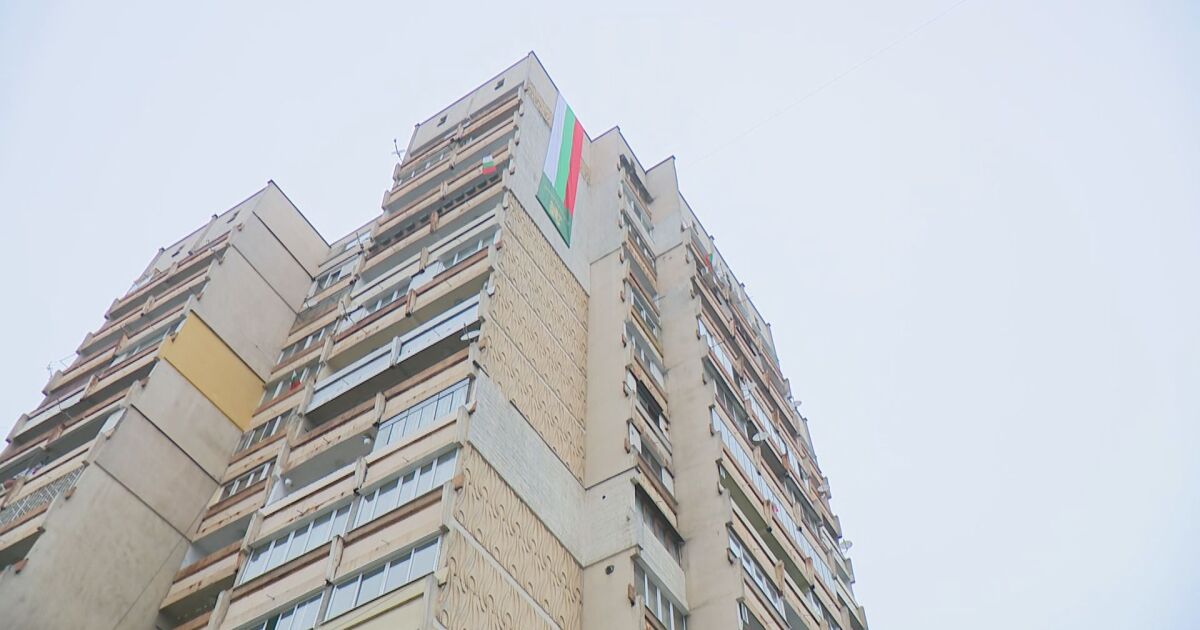 В столичния квартал Толстой“ спуснаха 20-метрово знаме на 16-етажен блок