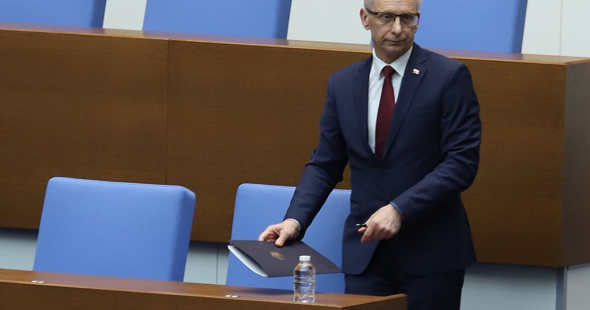 Депутатите в Народното събрание приеха оставката на премиера акад. Николай
