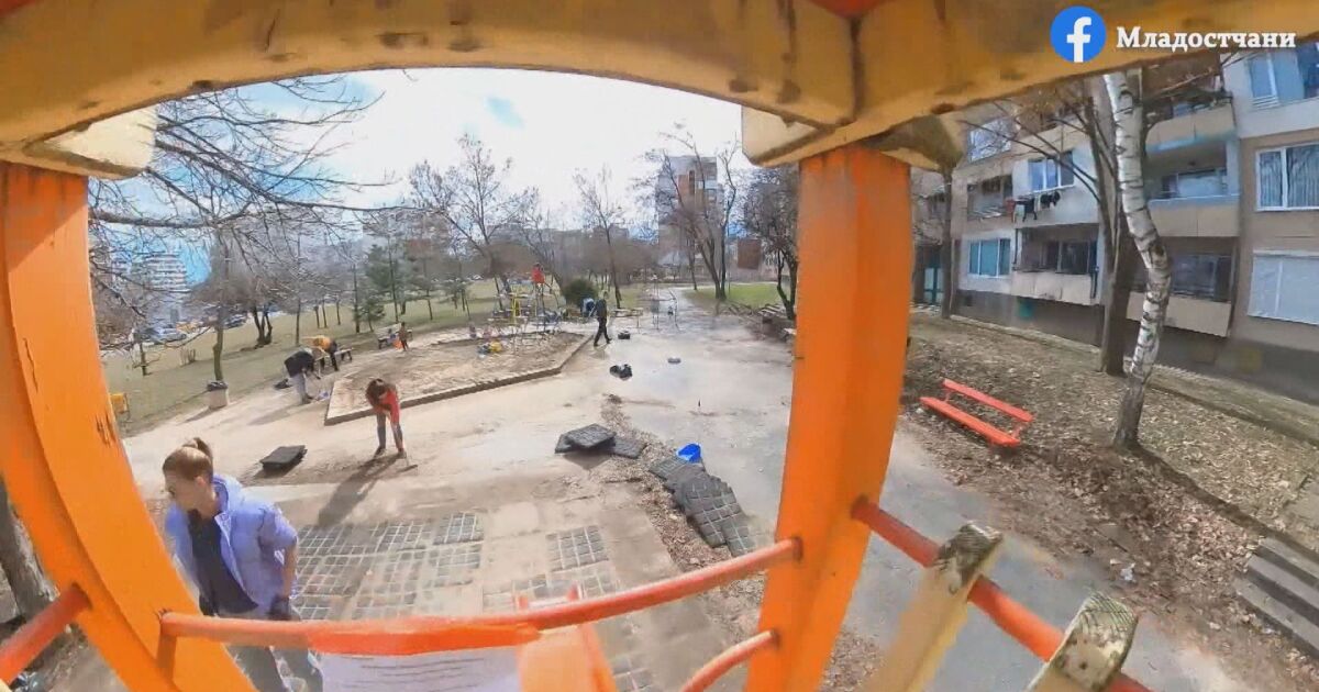 Доброволци почистват детски площадки в София. Те се организират в