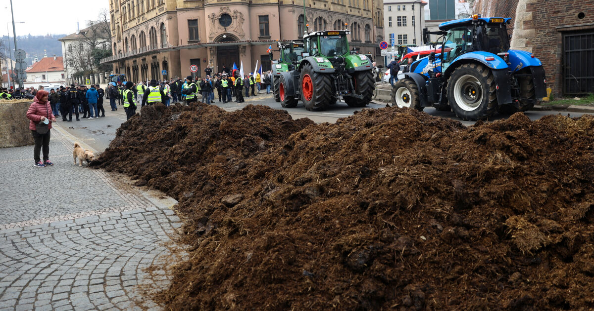 Протестите на фермерите в Чехия продължават. Улиците в столицата са