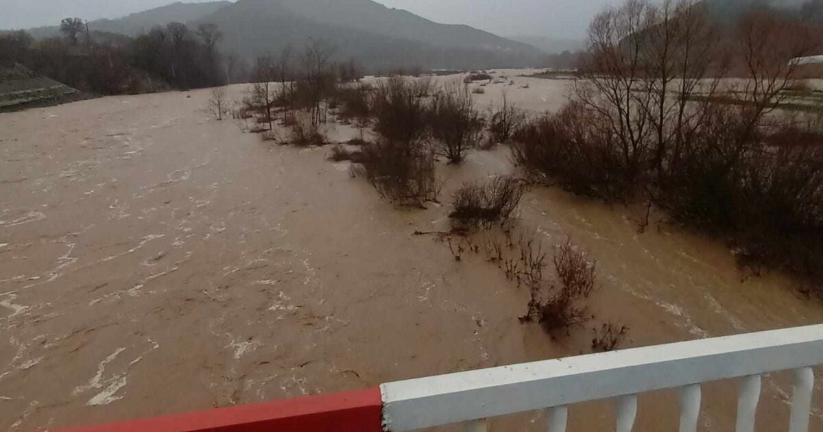 Проливен дъжд, продължил четири часа, предизвика наводнения в Крумовград. Река