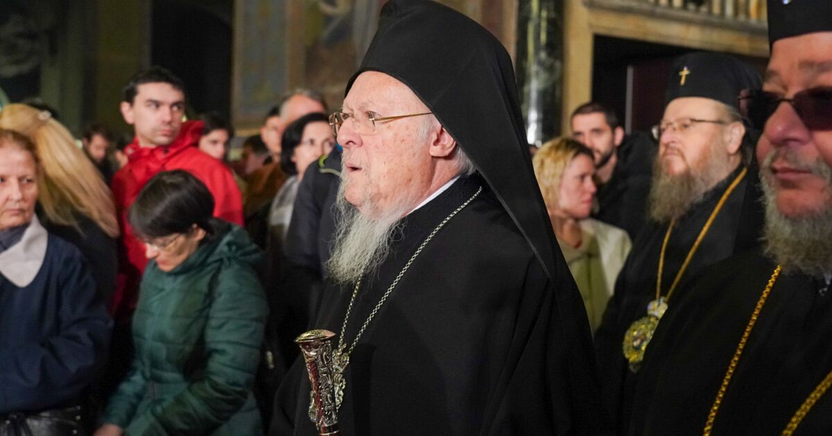 Вселенският патриарх Вартоломей пристигна в патриаршеската катедрала Св. Александър Невски“.
