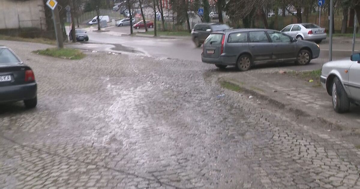 В Перник от 4 г. тече питейна вода по улиците.