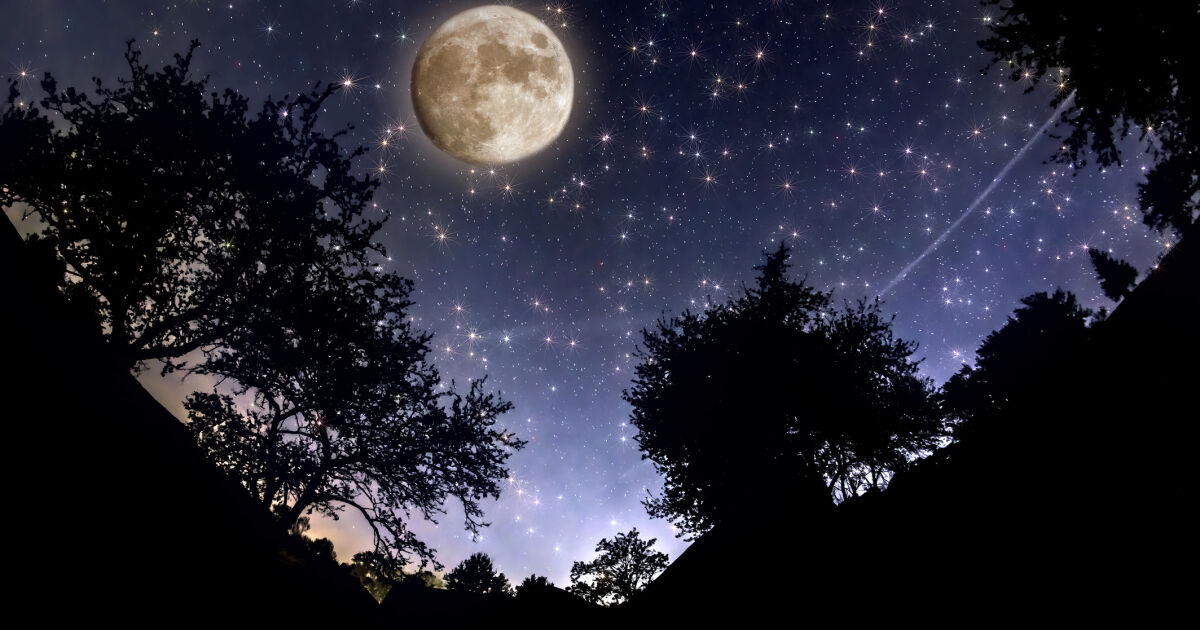 Пълнолунието през март, наричано Червеева луна поради близостта си до
