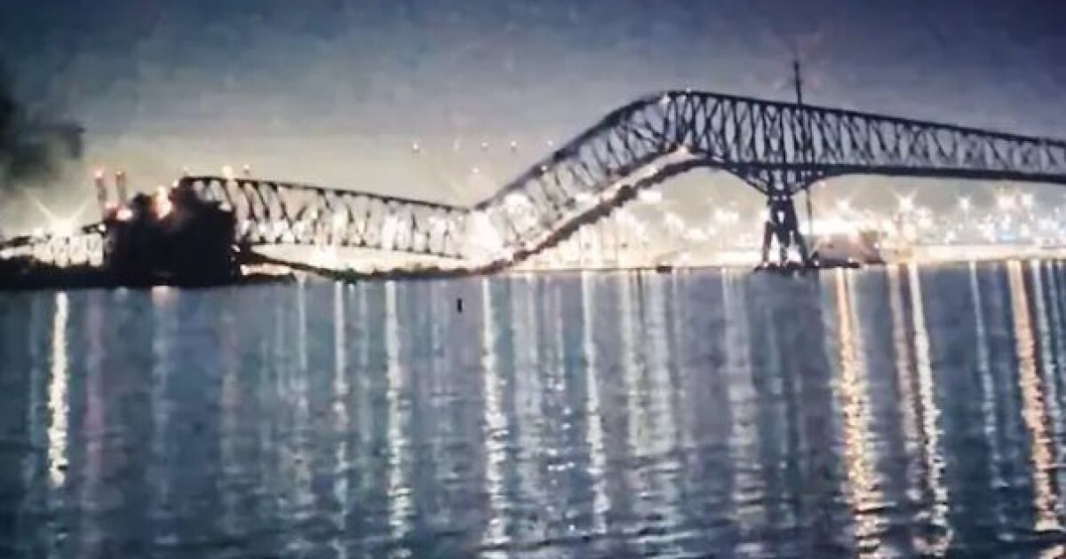 Ключов мост в Балтимор се срути след удар от кораб,