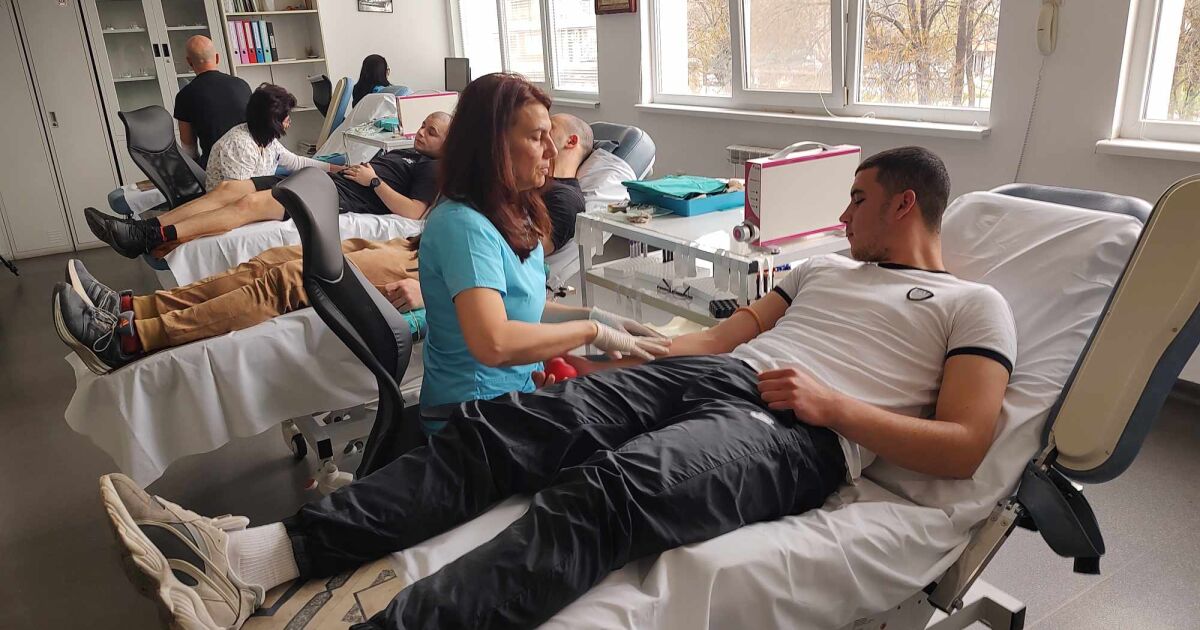 43 дванадесетокласници дадоха старт на кампания по кръводаряване в Бургас. С